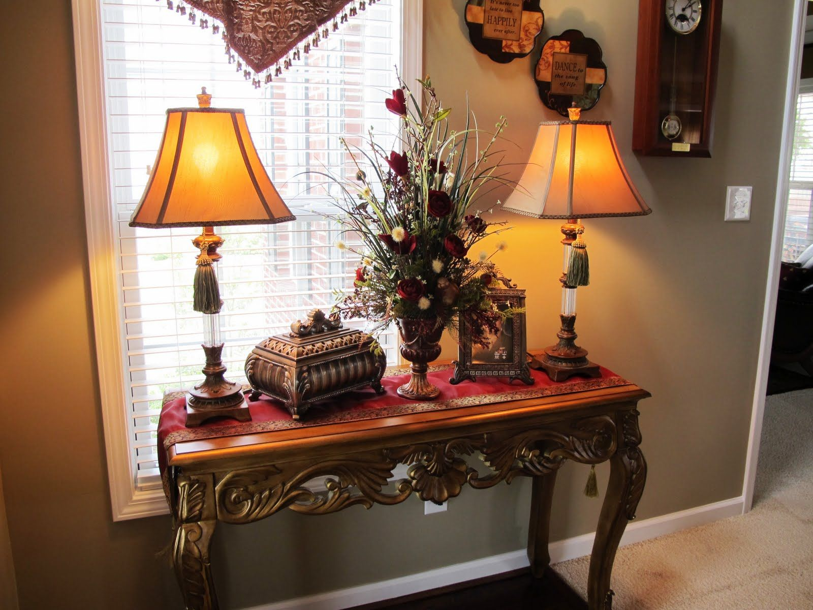 Hall table. Лампа на консоли в интерьере. Entryway Table. Decor Lamp. Ramka decorated with Lamp.